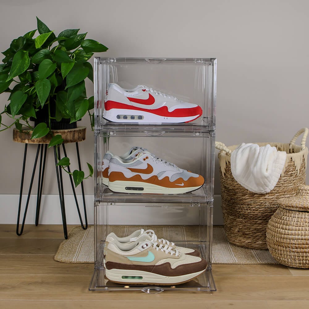 Gestapelde sneakerbox transparant met daarin Nike Air Max 1 sneakers