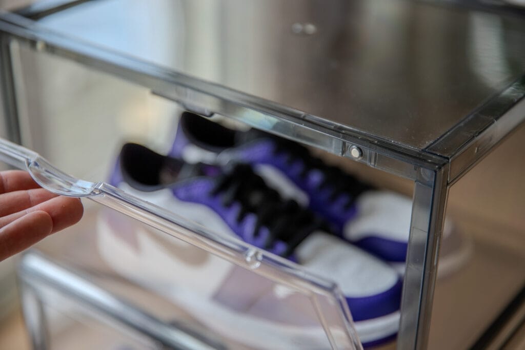 Sneakerbox zwart close-up magnetisch