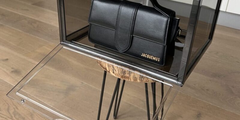 Sneakerbox transparant met daarin een Jacquemus tas